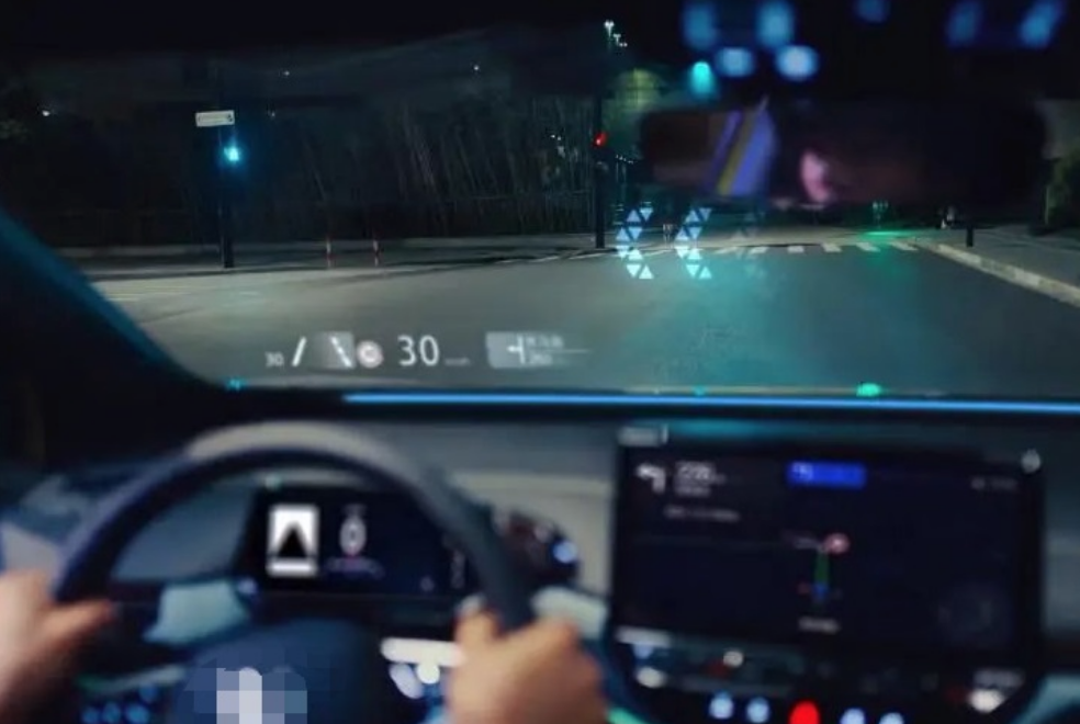 沃尔沃有望开发汽车挡风玻璃转化智能 AR 显示器的技术